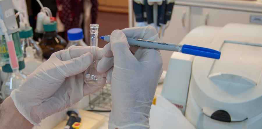 Se trata de un tipo especial de anticuerpos, capaz de unirse al virus e impedir que &eacute;ste quede libre e ingrese a una nueva c&eacute;lula.