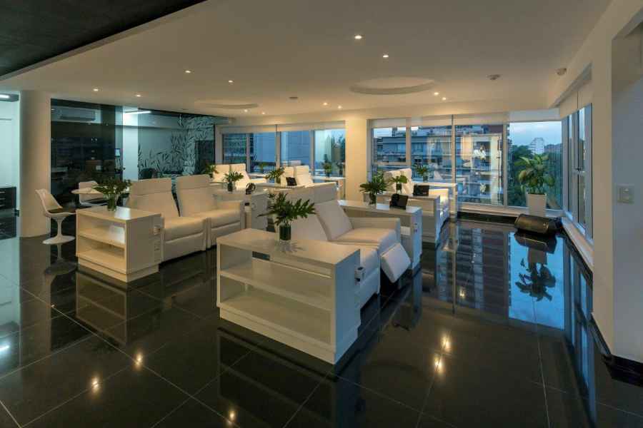 onformado por una amplia sala de hemodinamia con un angi&oacute;grafo de &uacute;ltima tecnolog&iacute;a, un shock room, boxs de reposo y una moderna sala de relajaci&oacute;n, el Radial Lounge tiene todas las comodidades para que el paciente atraviese la intervenci&oacute;n lo m&aacute;s c&oacute;modo y relajado posible bajo altos est&aacute;ndares de seguridad.