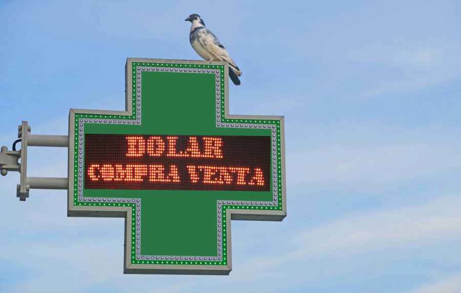 De manera inesperada, el Banco Central autoriz&oacute; a comercios de todos los rubros para la venta de d&oacute;lares, incluyendo los mostradores de farmacias. De esta forma, el gobierno marca su cercan&iacute;a con el modelo shopping que representa Farmacity, lejos de la farmacia sanitaria. 