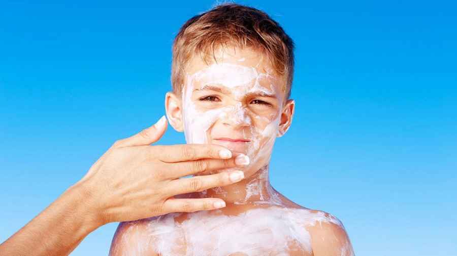 Investigadores brasileros realizaron un estudio donde analizaron los efectos perjudiciales combinados provocados por los rayos UVA y por la luz visible en las c&eacute;lulas que producen queratina. A partir de su trabajo, desarrollaron un protector solar de color que contempla la protecci&oacute;n contra los rayos UVA, UVB y tambi&eacute;n contra la luz visible. 